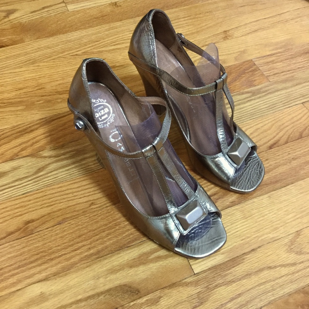 JEFFREY CAMPBELL sz 9 Heels Handmade Ibiza Last T Strap Gold